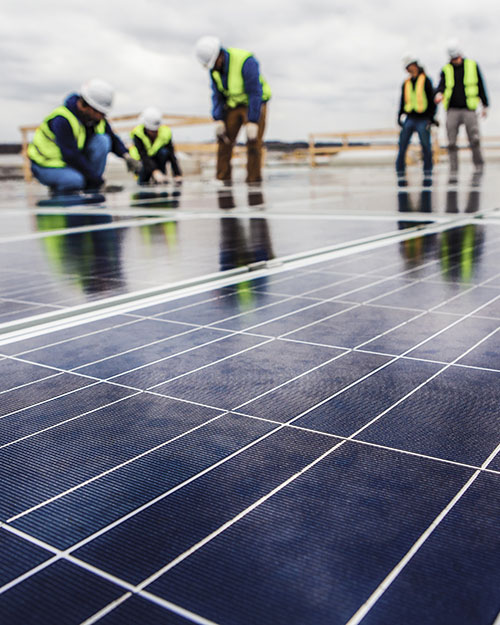 trabajadores instalando fotovoltaica