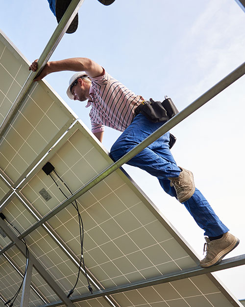 hombre instalando paneles solares