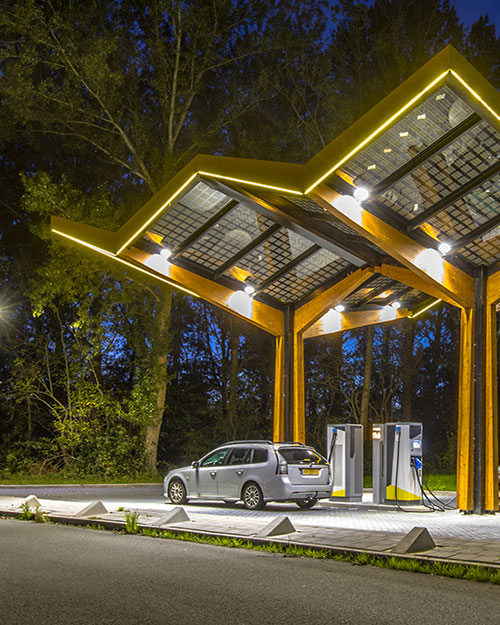 coches eléctricos cargando en pérgola fotovoltaica