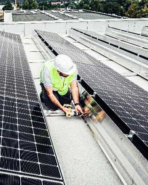 Trabajador instalando módulos fotovoltaicos