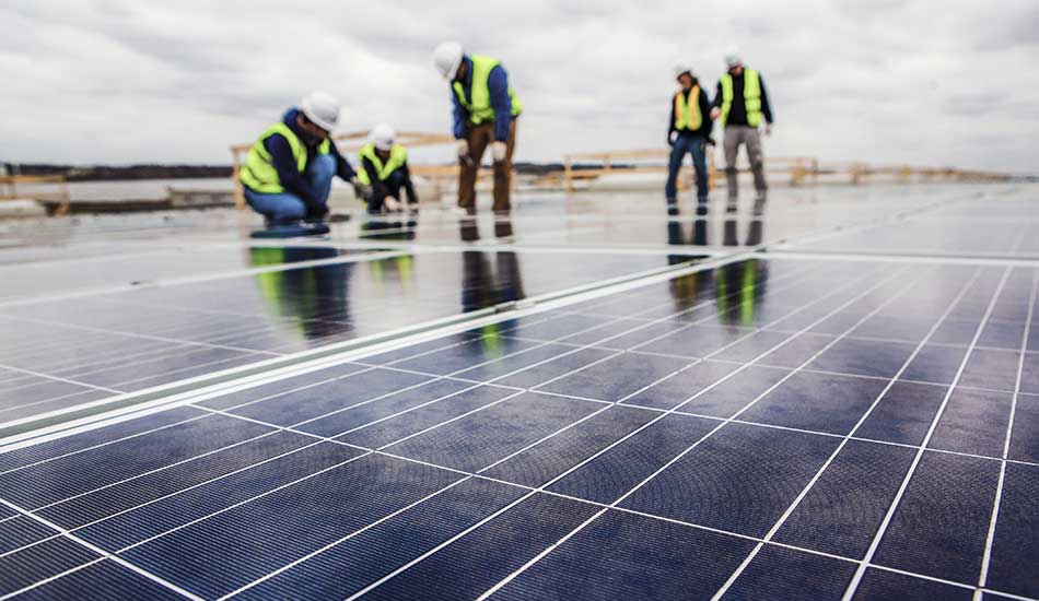 trabajadores instalando fotovoltaica